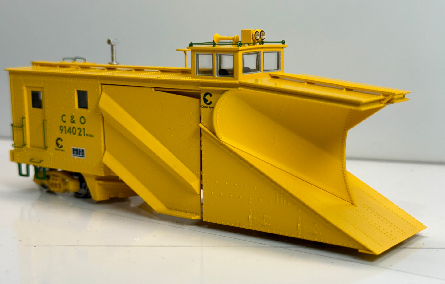 WALTHERS PROTO RUSSELL SNOWPLOW - CHESSIE SYSTEM