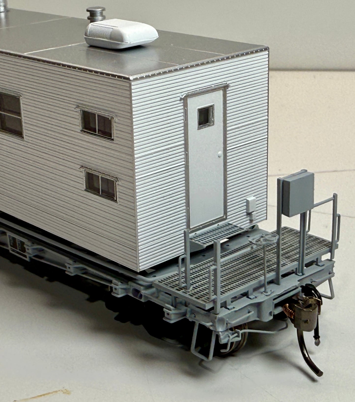 RAPIDO F30A 50' FLAT CAR W/CAMP VAN - CR MOW (SLEEPER)