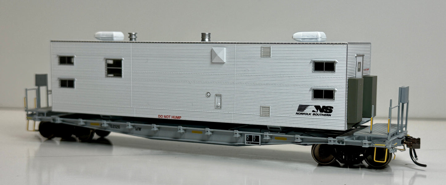 RAPIDO F30A 50' FLAT CAR W/CAMP VAN - NORFOLK SOUTHERN MOW (SLEEPER)