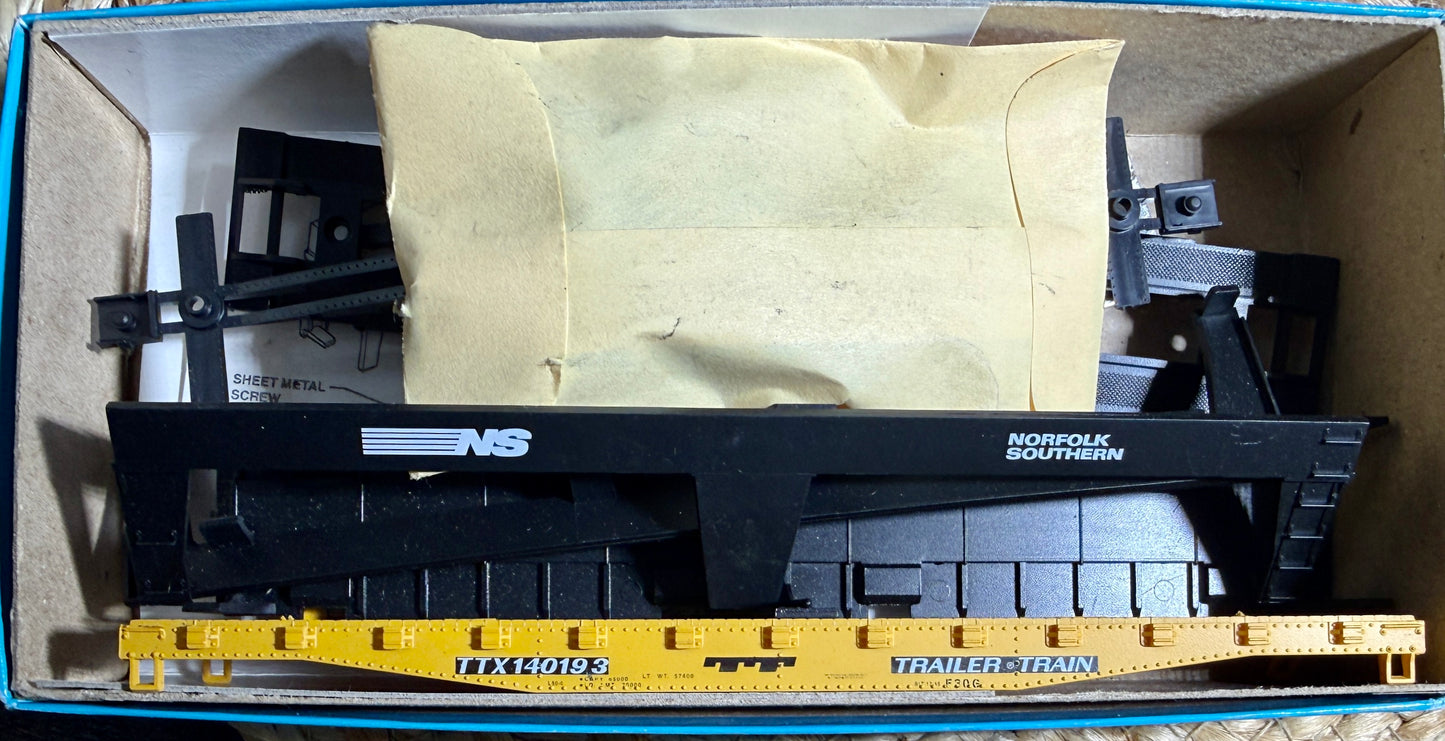 ATHEARN BLUE BOX AUTO LOADING FLAT CAR - NORFOLK SOUTHERN