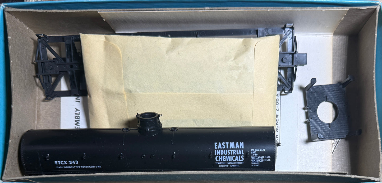 ATHEARN BLUE BOX CHEMICAL TANK CAR - EASTMAN INDUSTRIAL CHEMICALS