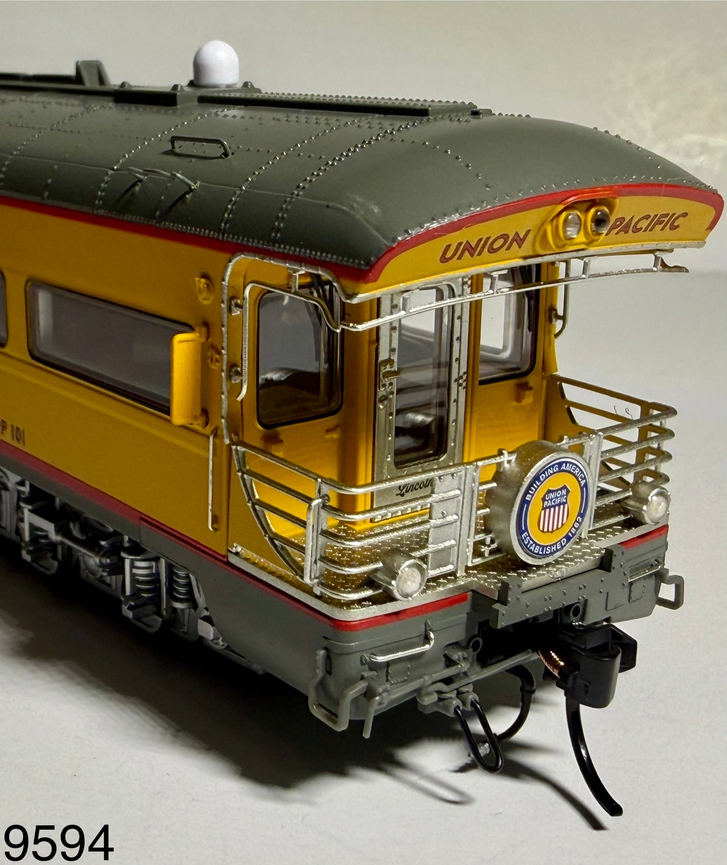 BROADWAY LIMITED UNION PACIFIC BUSINESS CAR #101 "LINCOLN" WITH YELLOW "BUILDING AMERICA" DRUMHEAD ON REAR