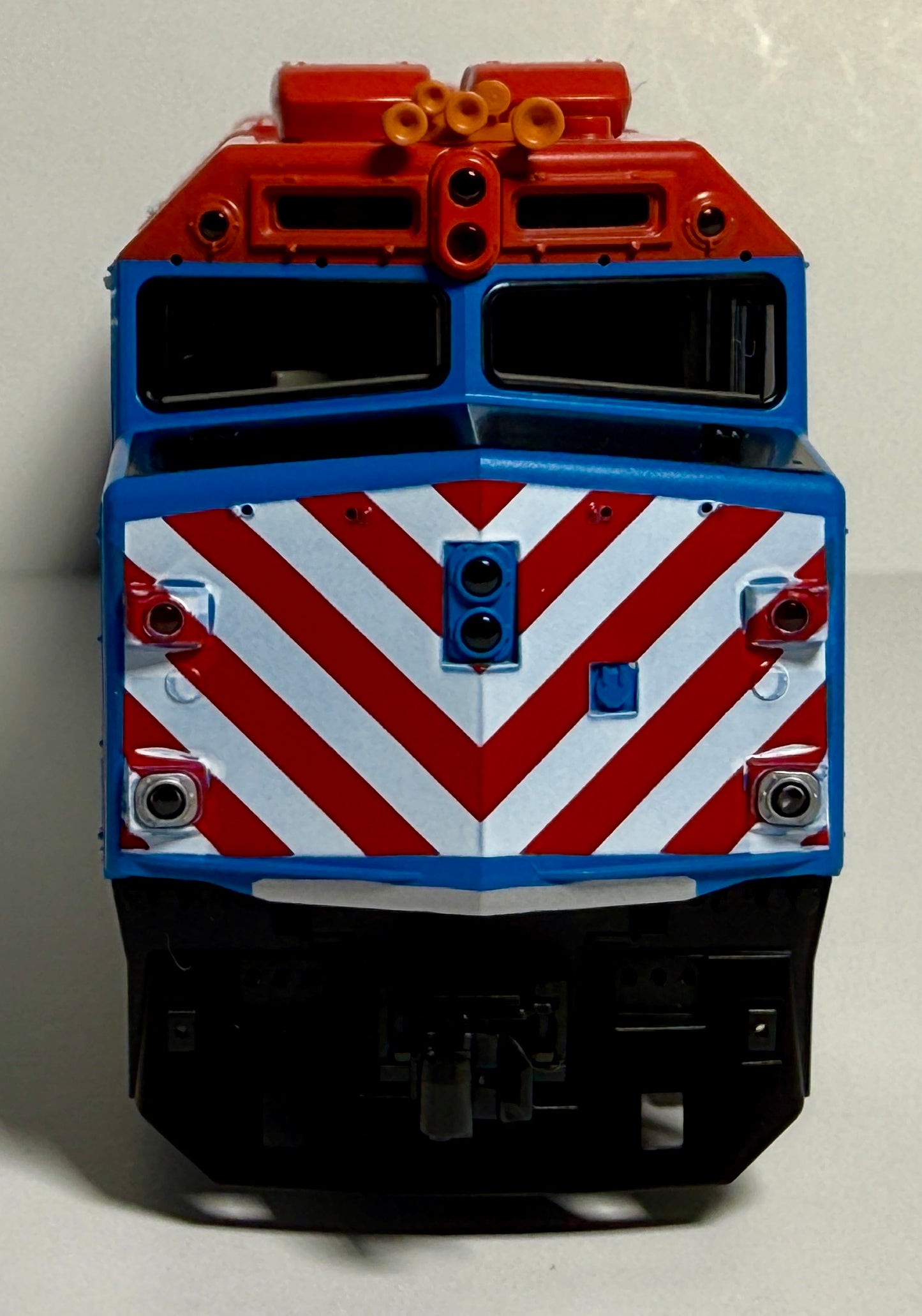 KATO EMD F40PH W/ DITCH LIGHTS - METRA #142 "RAVINIA" (STANDARD PAINT SCHEME)