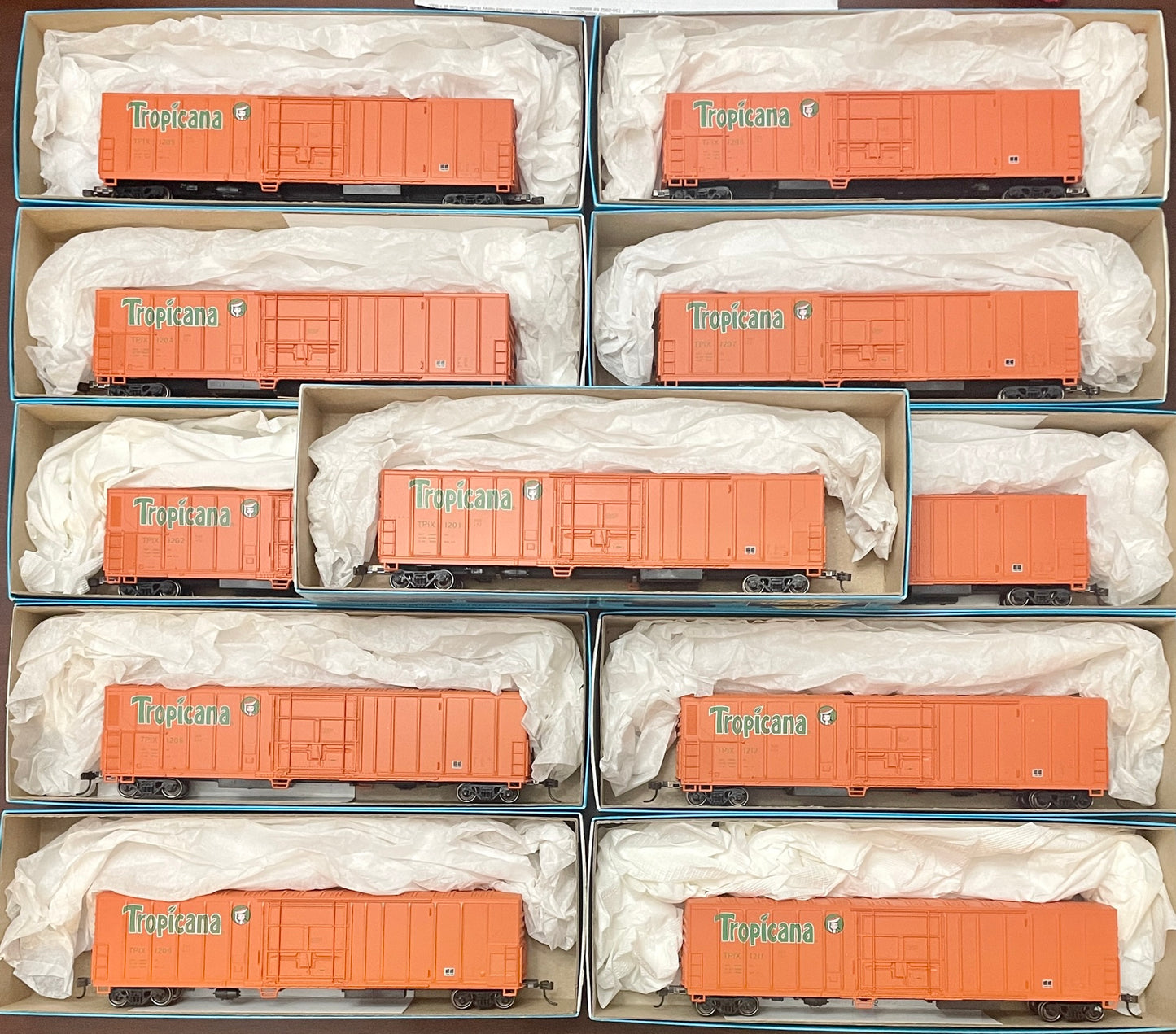 ATHEARN BB TROPICANA 57’ MECHANICAL REEFER SET (11)