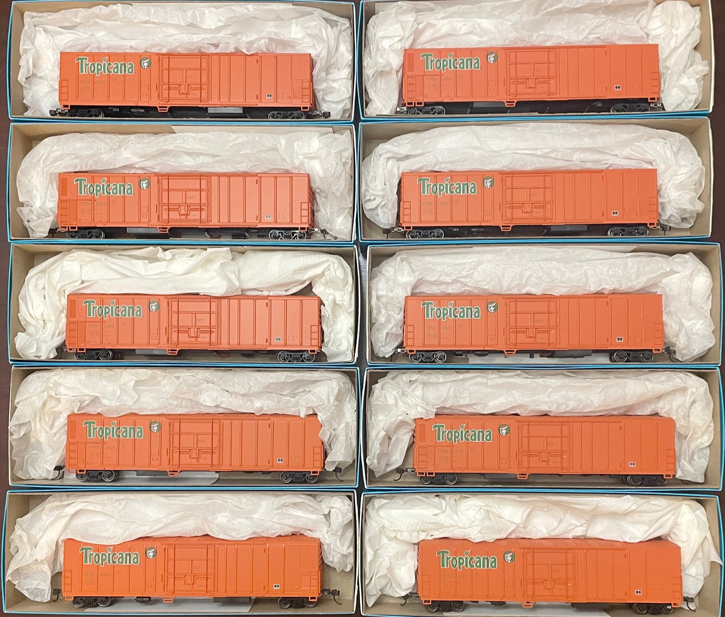 ATHEARN BB TROPICANA 57’ MECHANICAL REEFER SET (11)