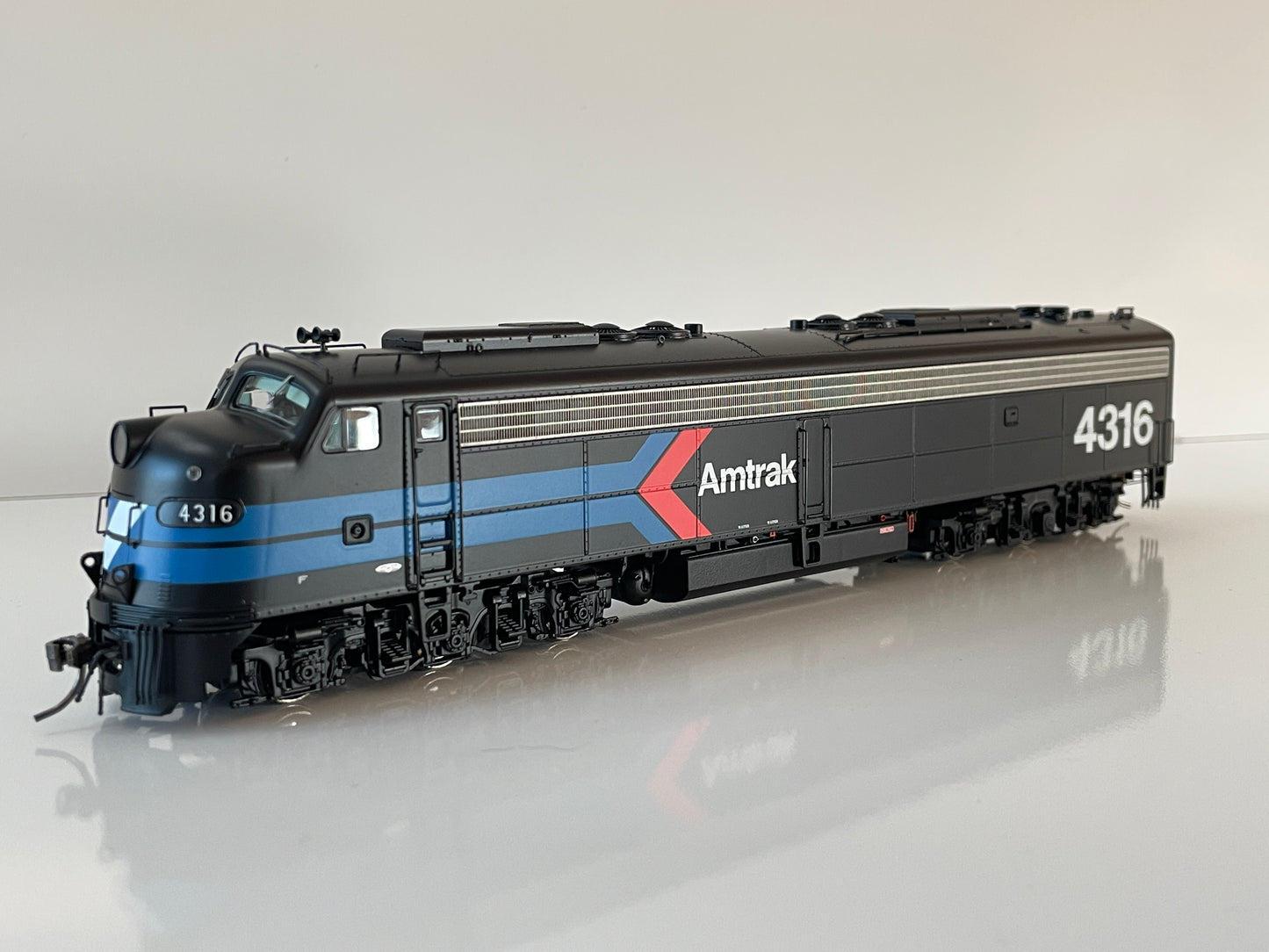 RAPIDO AMTRAK E8A #4316 EARLY BLACK SCHEME DCC/SOUND EQUIPPED