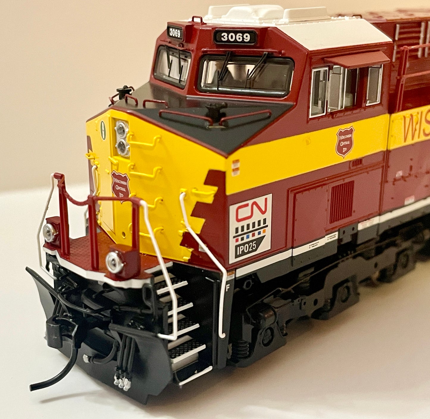 BROADWAY LIMITED GE ES44AC PARAGON4 SOUND/DC/DCC, SMOKE - CN WISCONSIN CENTRAL HERITAGE #3069