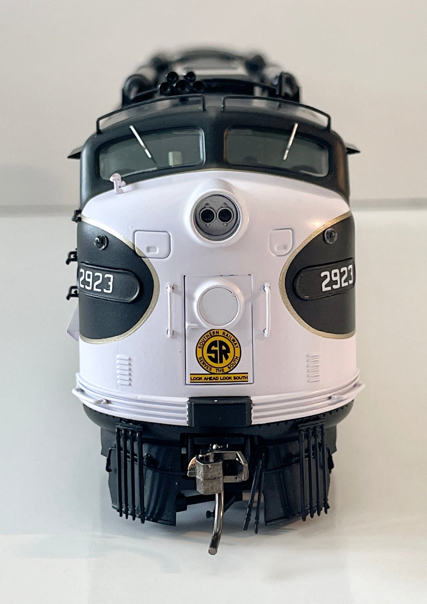 RAPIDO EMD E8A DCC/SOUND EQUIPPED - SOUTHERN (TUXEDO SCHEME)