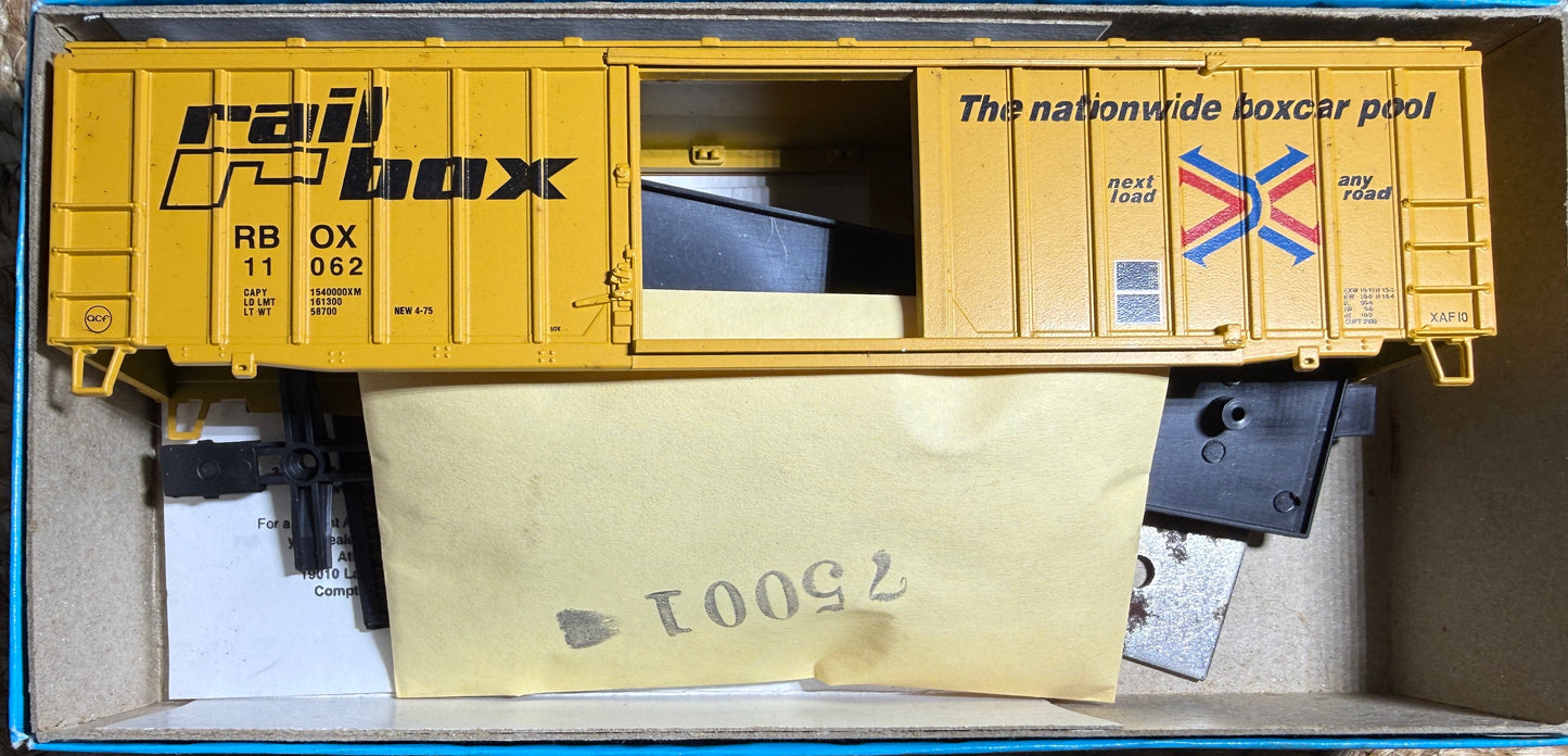 ATHEARN BLUE BOX 50' RAILBOX STYLE BOXCAR - RAILBOX #11062