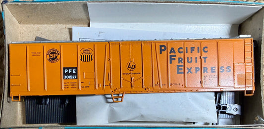 ATHEARN BLUE BOX 52' MECHANICAL REEFER - PACIFIC FRUIT EXPRESS