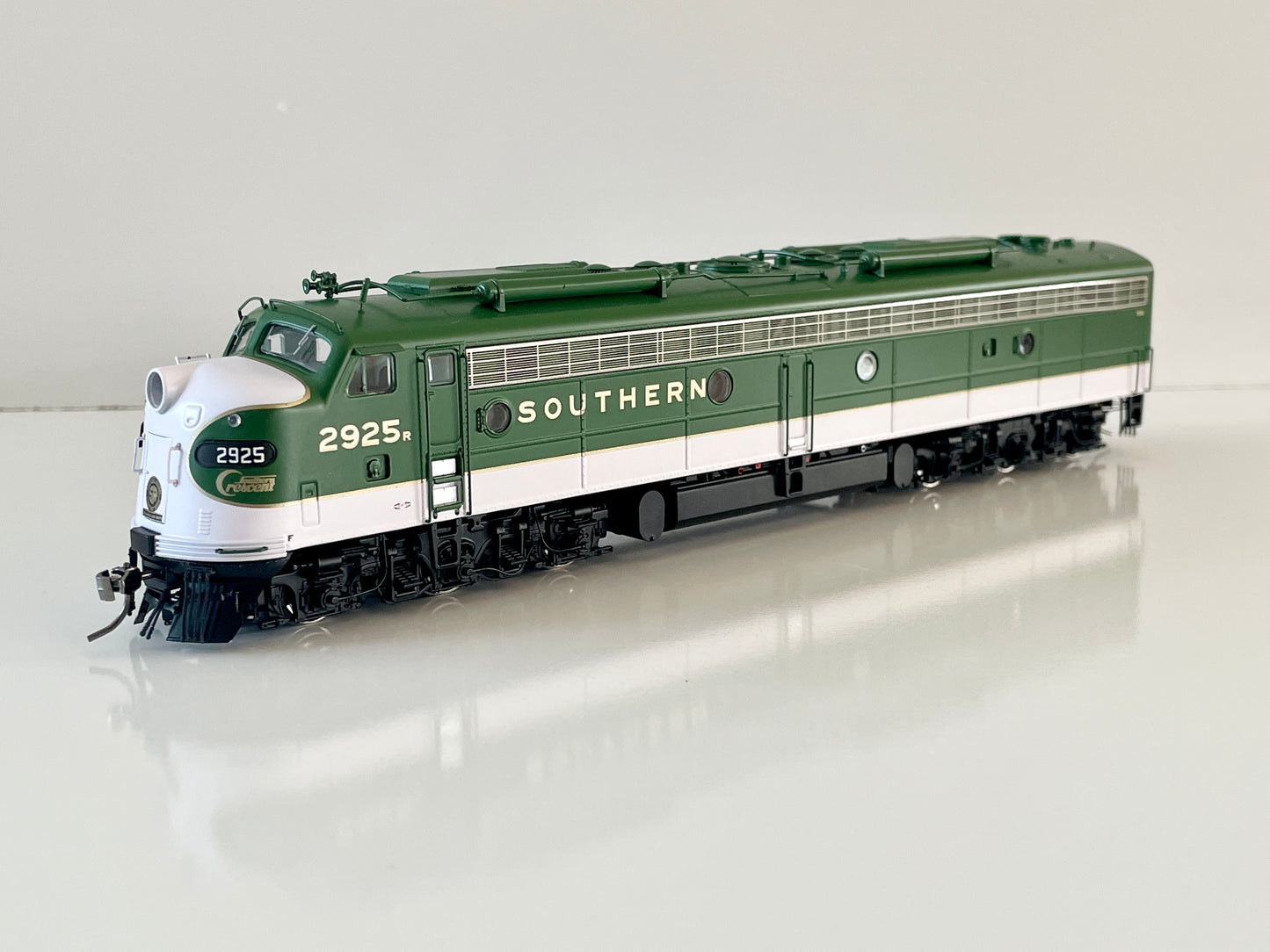 RAPIDO EMD E8A DCC/SOUND EQUIPPED - SOUTHERN (CRESCENT SCHEME)