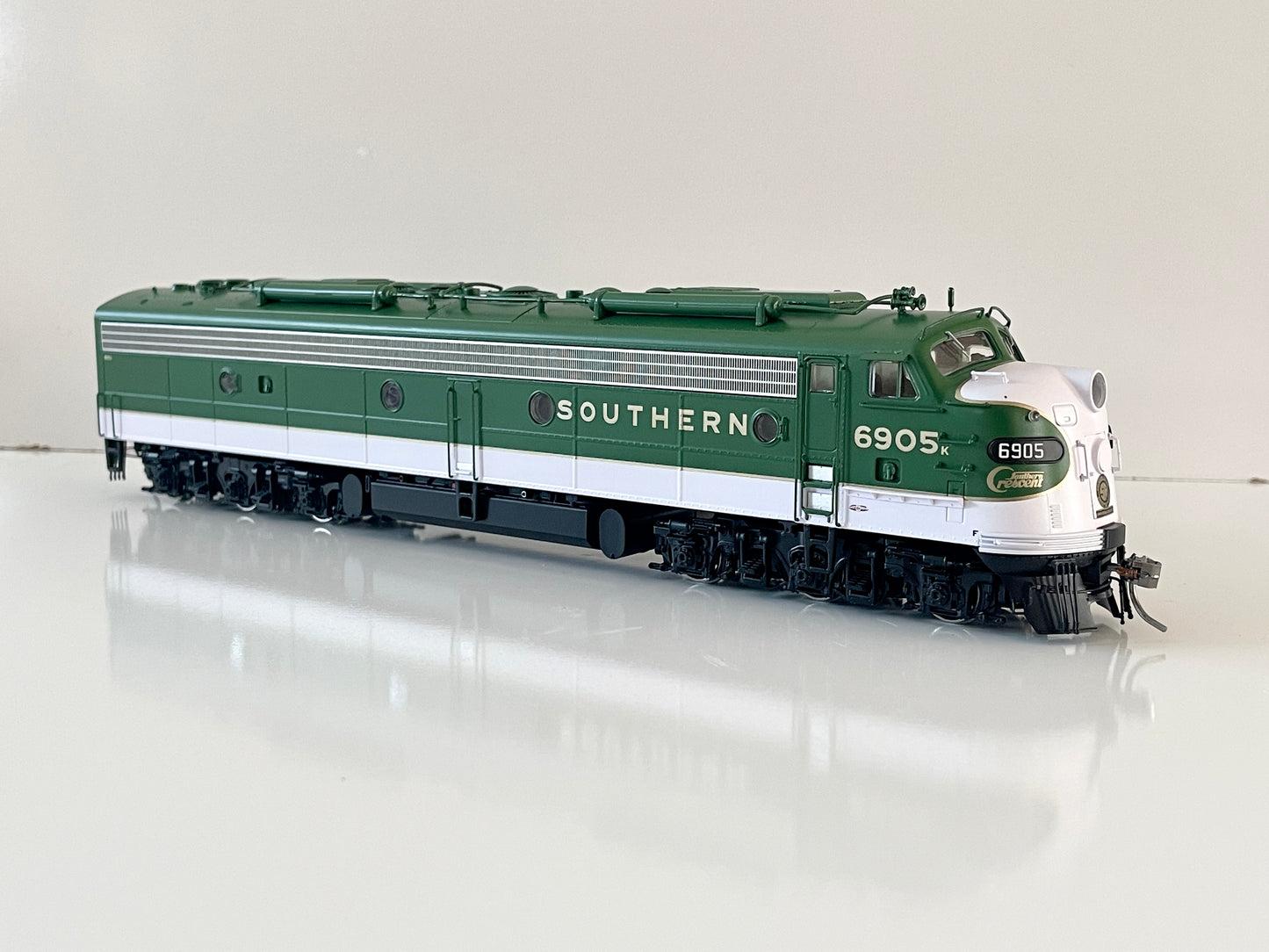 RAPIDO EMD E8A DCC/SOUND EQUIPPED - SOUTHERN (CRESCENT SCHEME)