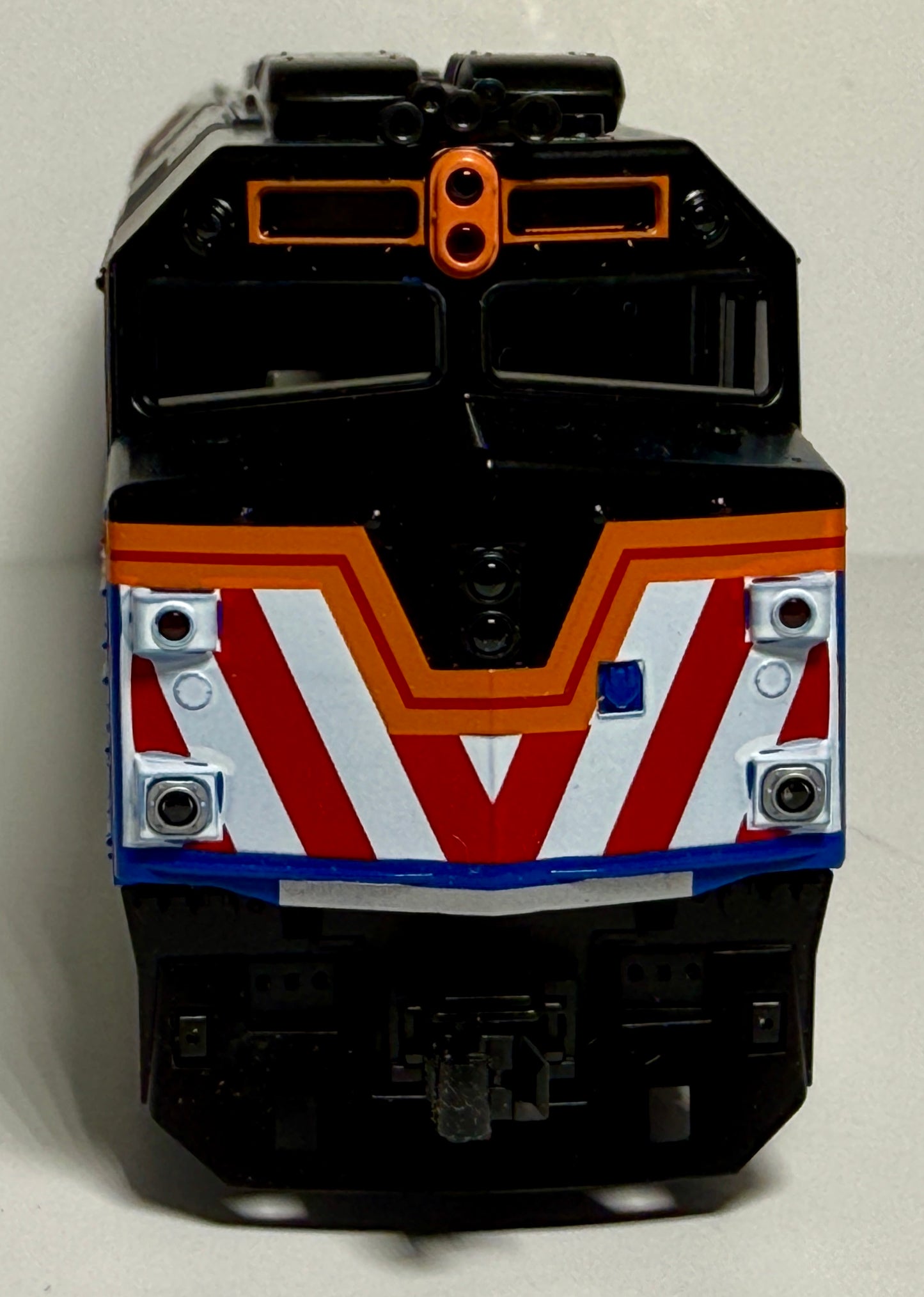 KATO EMD F40PH DCC/SOUND  W/ DITCH LIGHTS  - METRA #142 "RAVINIA" (STANDARD PAINT SCHEME)