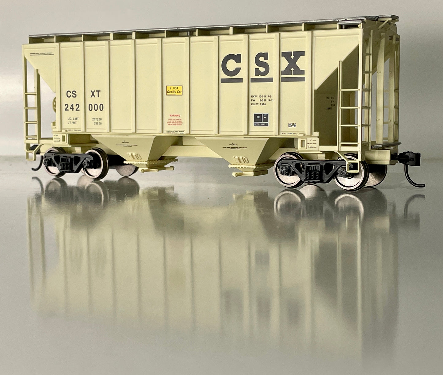 WALTHERS MAINLINE 37' 2980 CF 2-BAY COVERED HOPPER - CSX