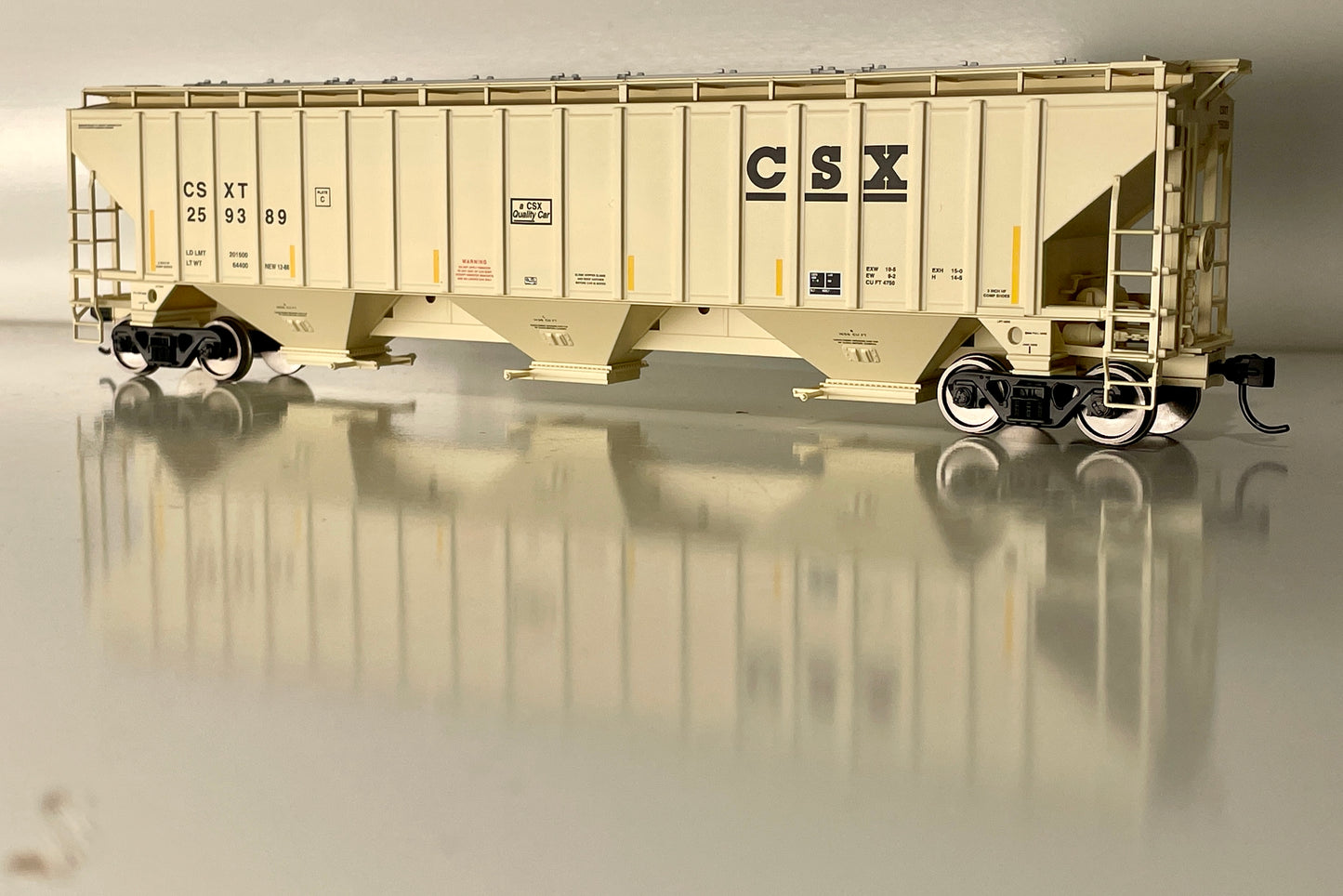 WALTHERS MAINLINE 4750 CF  COVERED HOPPER - CSX