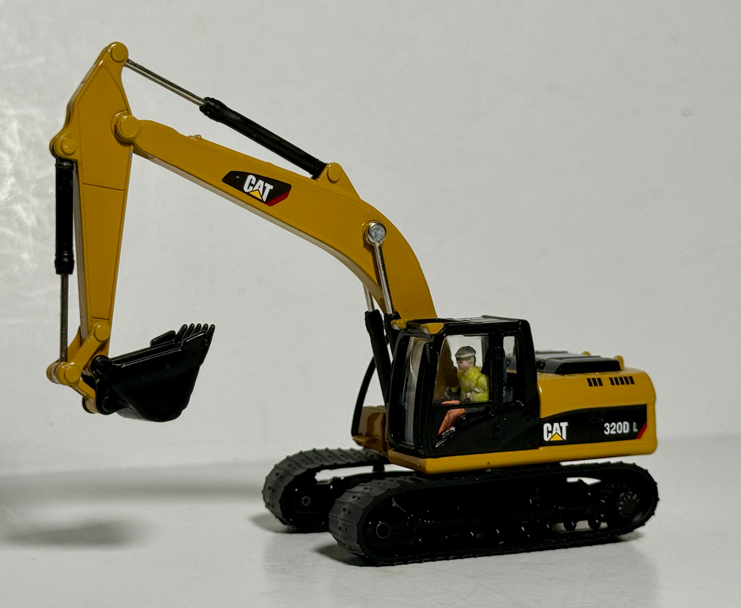 DIECAST MASTERS CATERPILLAR 320D L HYDRAULIC EXCAVATOR