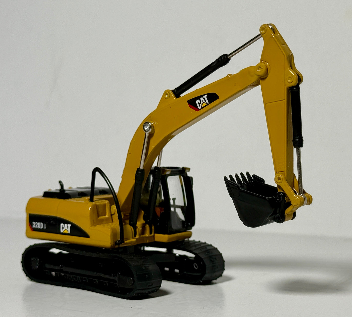 DIECAST MASTERS CATERPILLAR 320D L HYDRAULIC EXCAVATOR