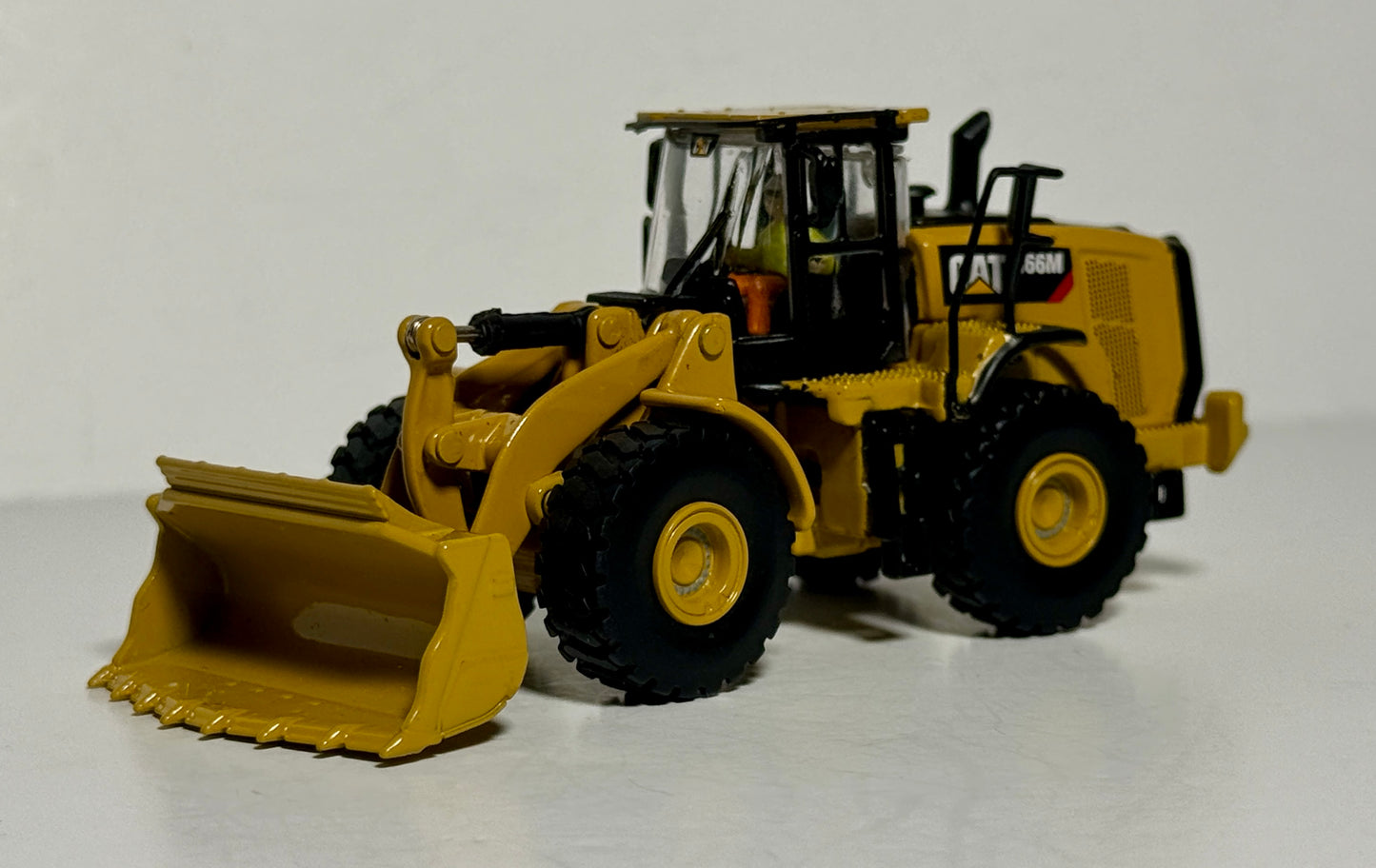 DIECAST MASTERS CATERPILLAR 966M WHEELED LOADER