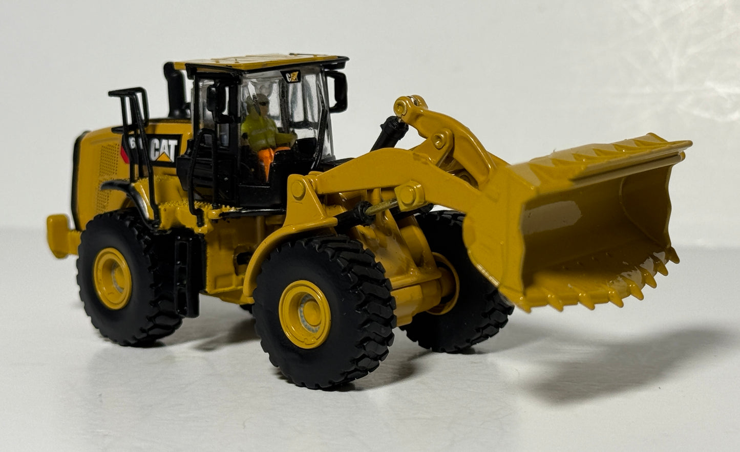 DIECAST MASTERS CATERPILLAR 966M WHEELED LOADER
