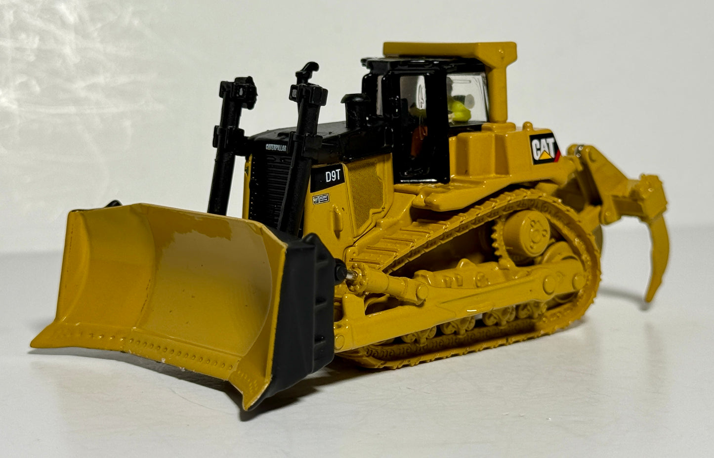 DIECAST MASTERS CATERPILLAR D9T TRACK TYPE TRACTOR