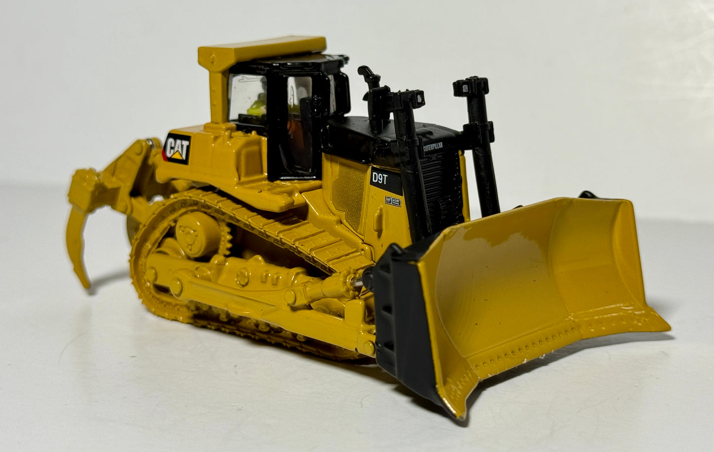 DIECAST MASTERS CATERPILLAR D9T TRACK TYPE TRACTOR