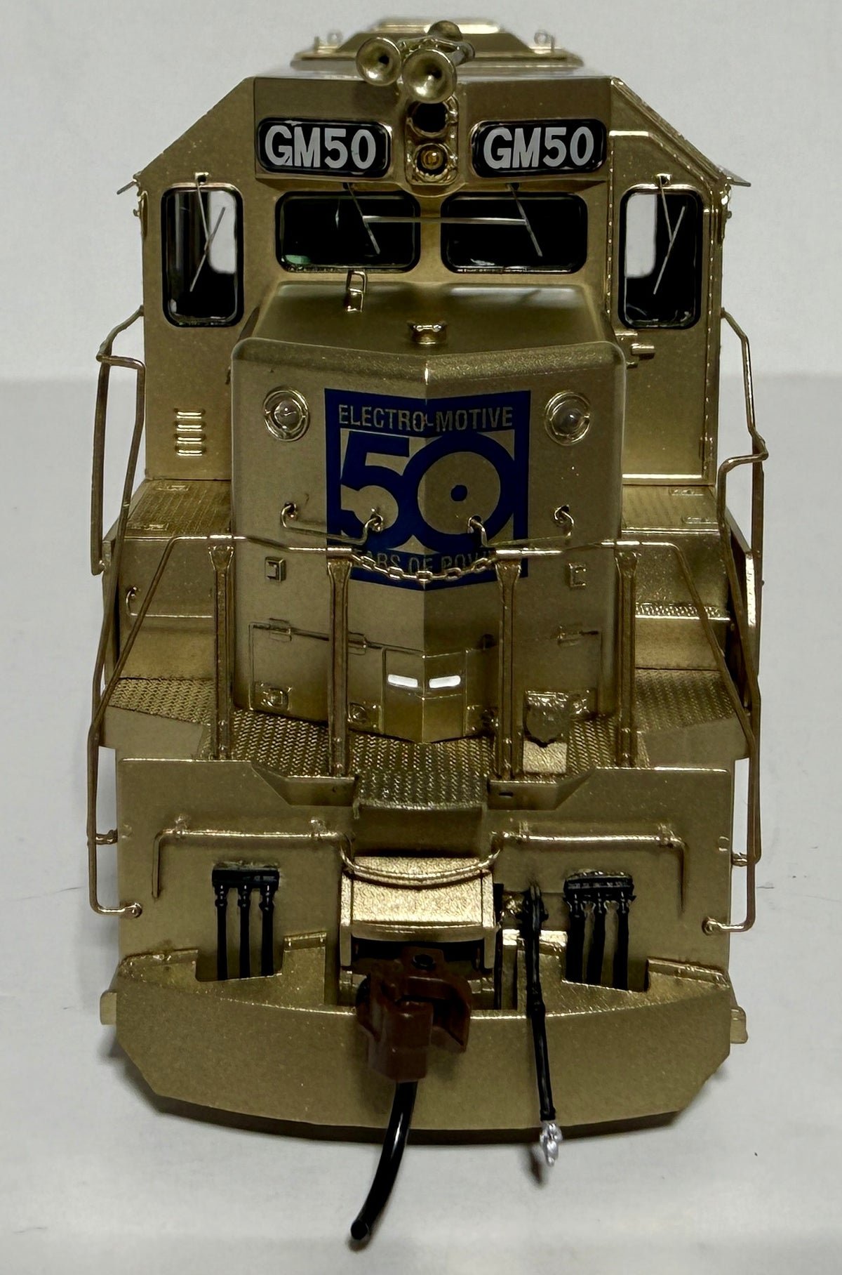 ATHEARN GENESIS GP40-2 DCC/TSUNAMI 2 SOUND - CHESSIE SYSTEM GM50 (GOLD PAINT SCHEME)